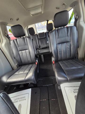 Photo of 2013 True Blue Pearlcoat Chrysler Town & Country