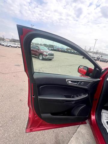 Photo of 2022 Red Ford Edge