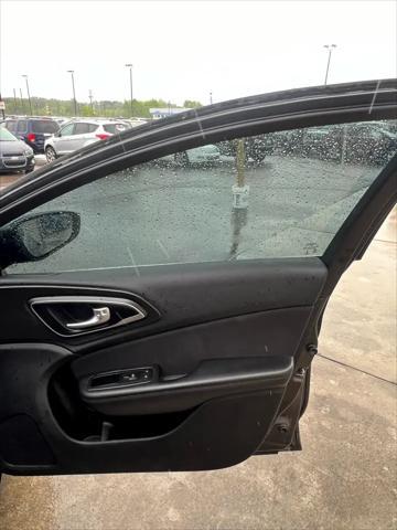 Photo of 2016 Granite Crystal Metallic Chrysler 200