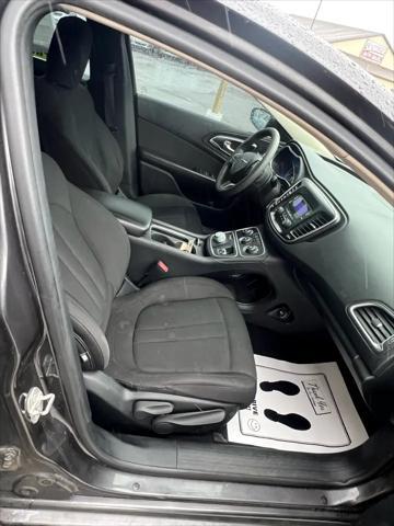 Photo of 2016 Granite Crystal Metallic Chrysler 200