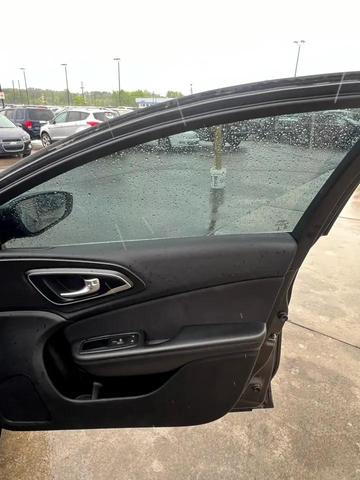 Photo of 2016 Granite Crystal Metallic Chrysler 200