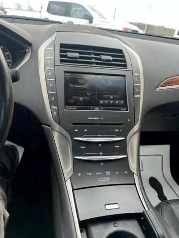 Photo of 2013 White Platinum Metallic Tri-Coat Lincoln MKZ