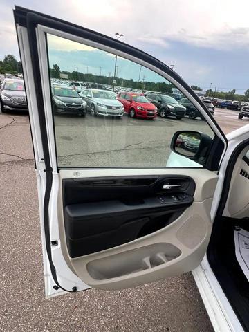 Photo of 2017 White Knuckle Clearcoat Dodge Grand Caravan