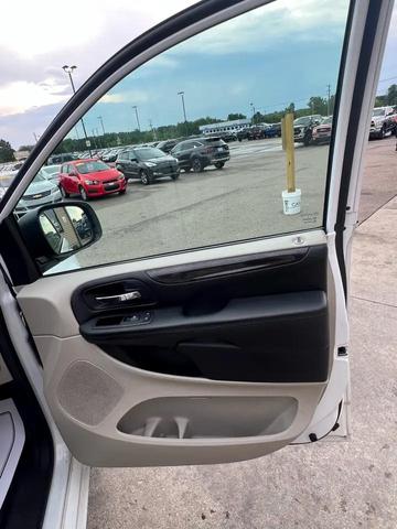 Photo of 2017 White Knuckle Clearcoat Dodge Grand Caravan