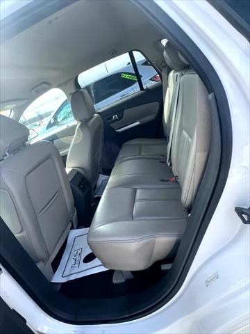 Photo of 2013 white Ford Edge
