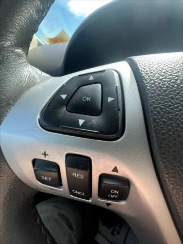 Photo of 2013 white Ford Edge