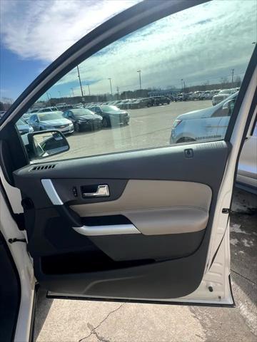 Photo of 2013 white Ford Edge