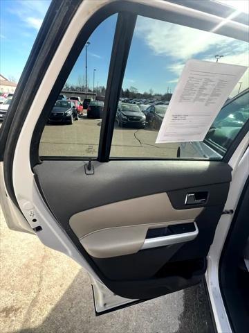 Photo of 2013 white Ford Edge