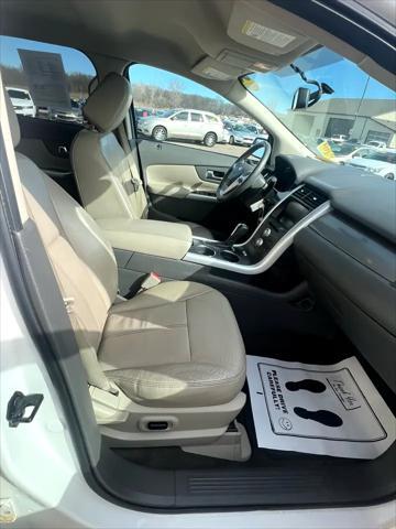 Photo of 2013 white Ford Edge