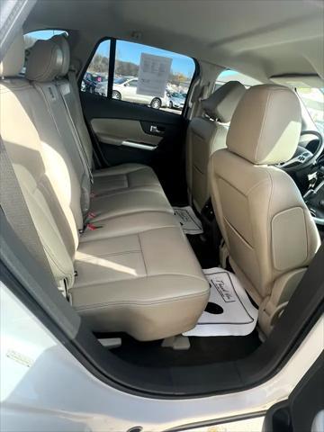 Photo of 2013 white Ford Edge