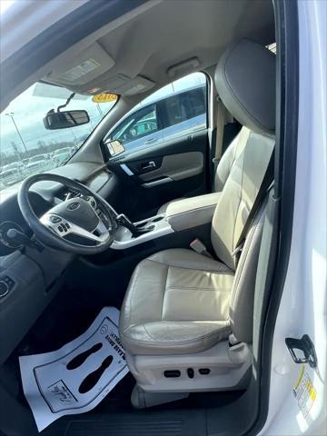 Photo of 2013 white Ford Edge