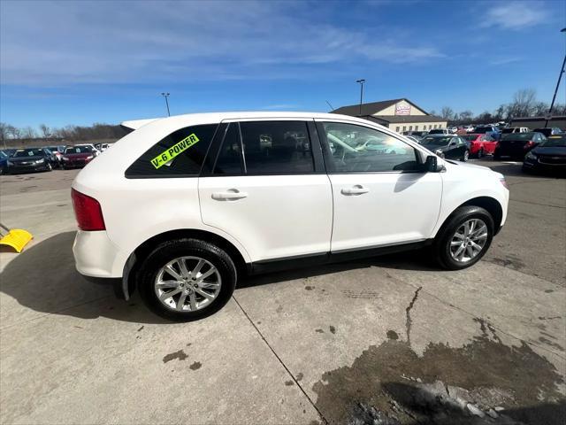 Photo of 2013 white Ford Edge