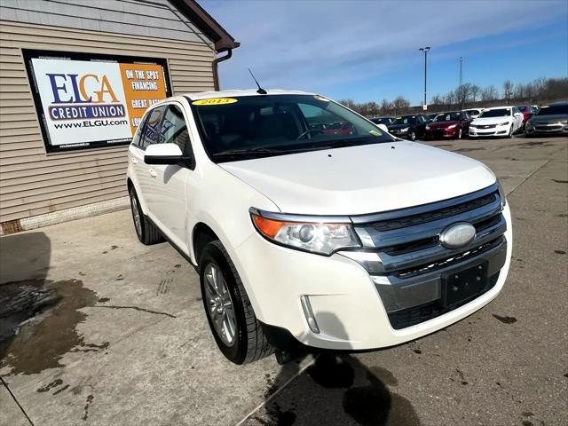 Photo of 2013 white Ford Edge