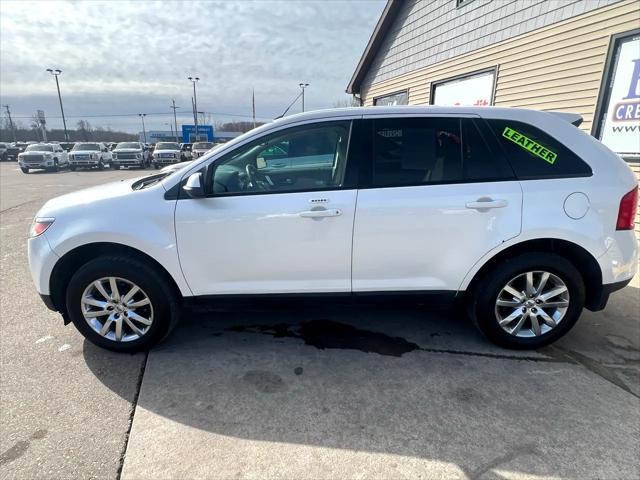 Photo of 2013 white Ford Edge