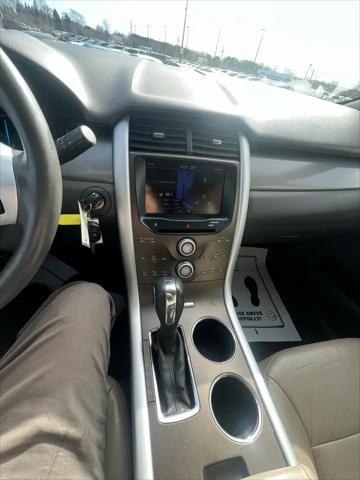 Photo of 2013 white Ford Edge