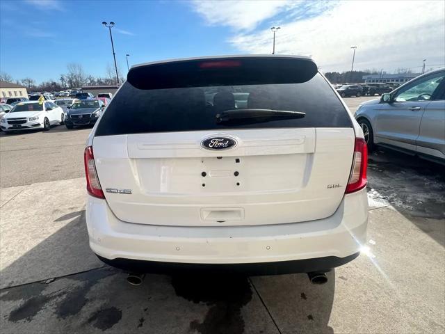 Photo of 2013 white Ford Edge