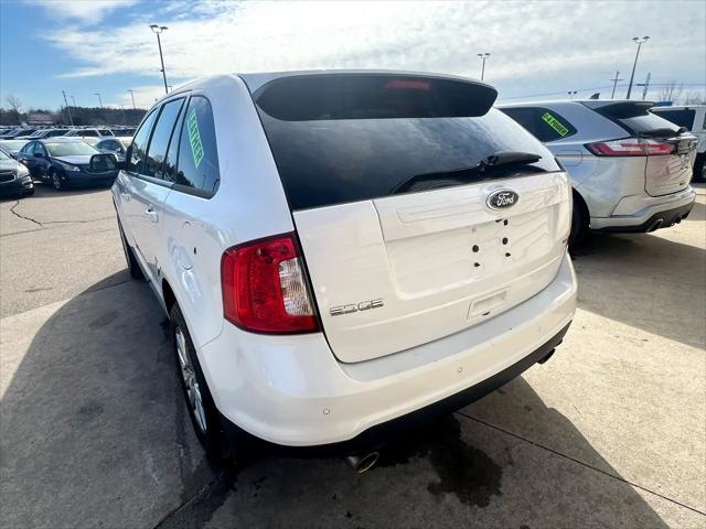 Photo of 2013 white Ford Edge