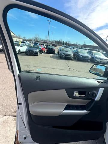 Photo of 2013 white Ford Edge