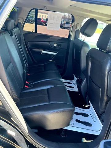Photo of 2014 Tuxedo Black Metallic Ford Edge