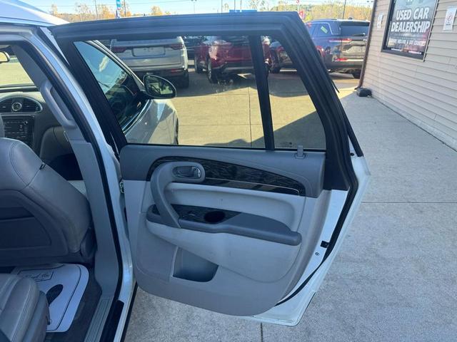 Photo of 2014 White Buick Enclave