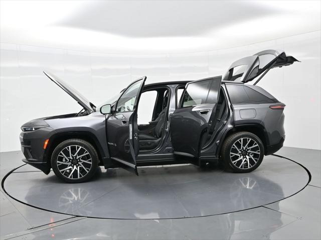 Photo of 2025 Baltic Gray Metallic Clearcoat Jeep Wagoneer S