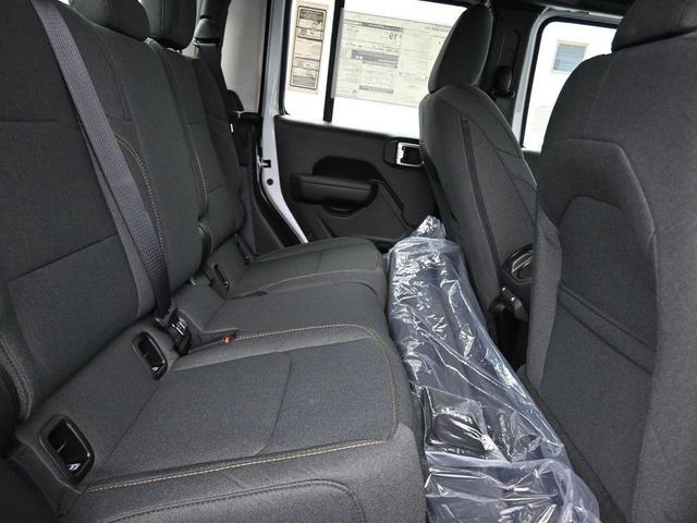 Photo of 2025 Bright White Clearcoat Jeep Gladiator