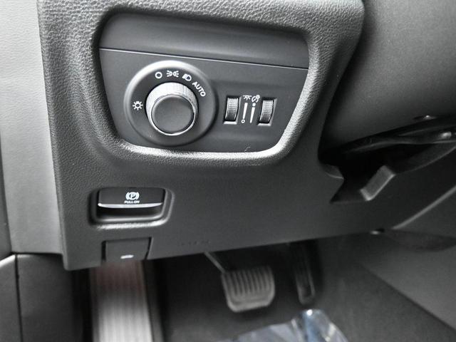 Photo of 2025 Diamond Black Crystal Pearlcoat Jeep Grand Cherokee L