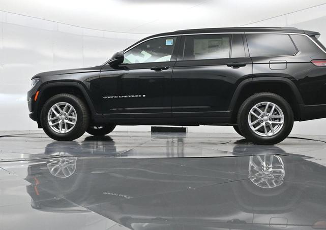 Photo of 2025 Diamond Black Crystal Pearlcoat Jeep Grand Cherokee L