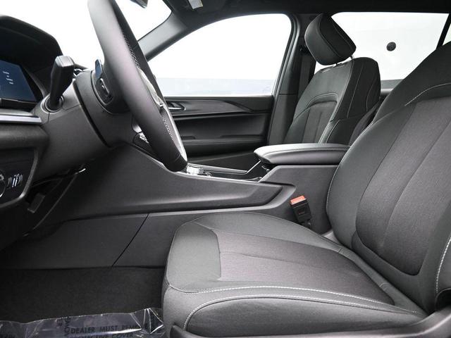 Photo of 2025 Diamond Black Crystal Pearlcoat Jeep Grand Cherokee L