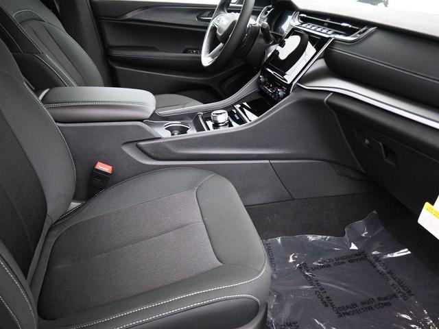 Photo of 2025 Diamond Black Crystal Pearlcoat Jeep Grand Cherokee L