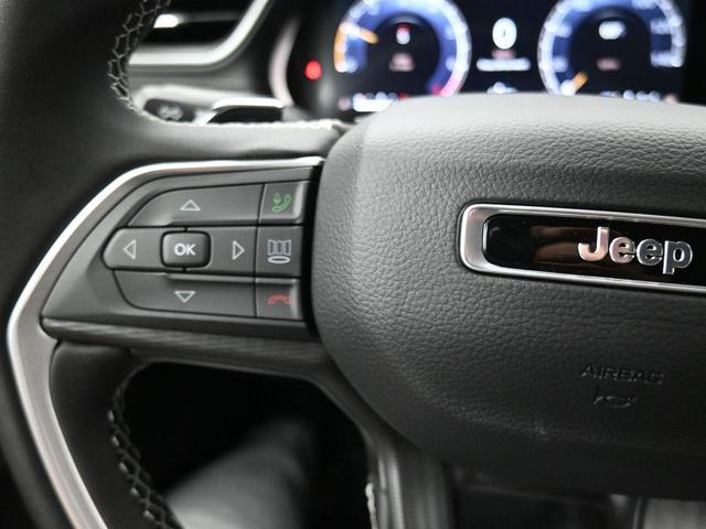 Photo of 2025 Diamond Black Crystal Pearlcoat Jeep Grand Cherokee L