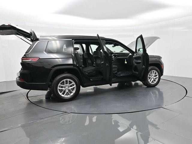 Photo of 2025 Diamond Black Crystal Pearlcoat Jeep Grand Cherokee L