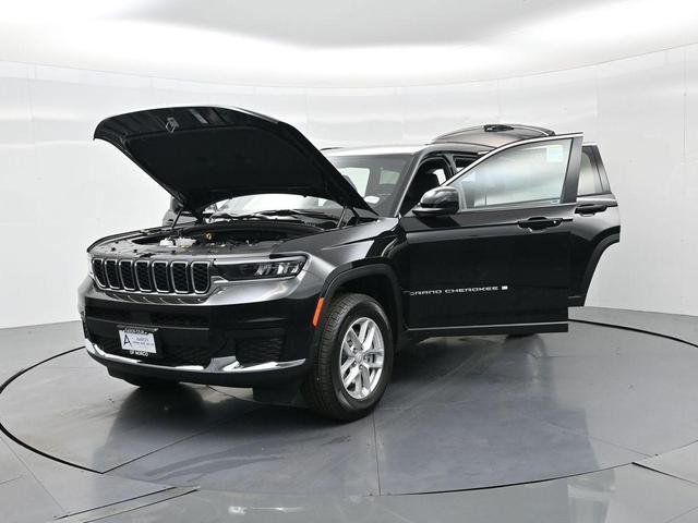 Photo of 2025 Diamond Black Crystal Pearlcoat Jeep Grand Cherokee L