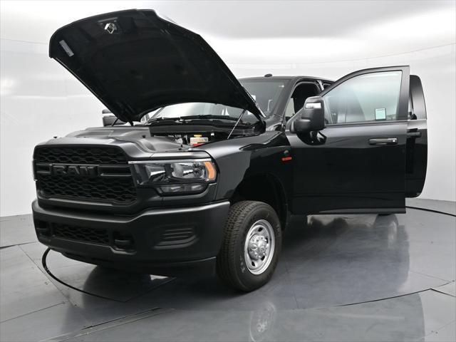 Photo of 2024 Diamond Black Crystal Pearlcoat RAM 2500