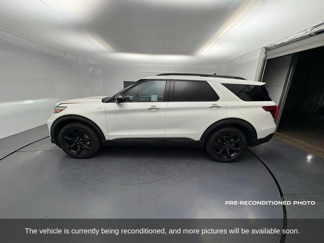 Photo of 2023 Star White Metallic Tri-Coat Ford Explorer