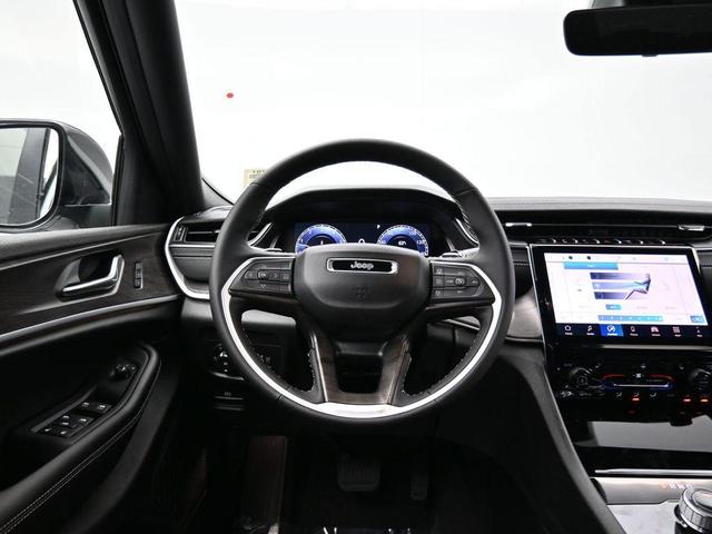 Photo of 2025 Bright White Clearcoat Jeep Grand Cherokee L