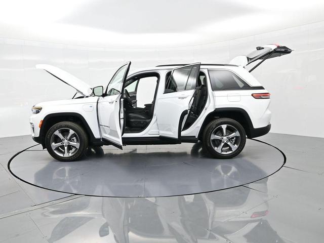 Photo of 2025 Bright White Clearcoat Jeep Grand Cherokee 4xe