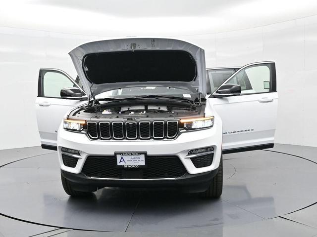 Photo of 2025 Bright White Clearcoat Jeep Grand Cherokee 4xe