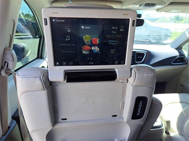 Photo of 2017 White Chrysler Pacifica