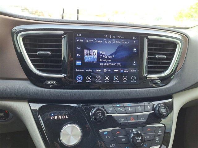Photo of 2017 White Chrysler Pacifica