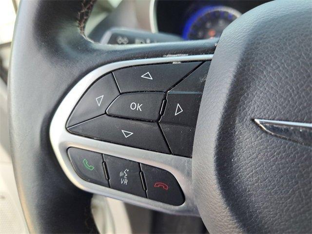 Photo of 2017 White Chrysler Pacifica