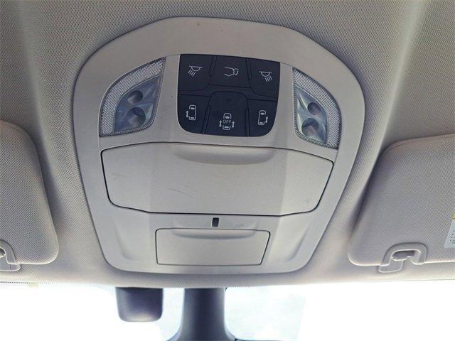 Photo of 2017 White Chrysler Pacifica