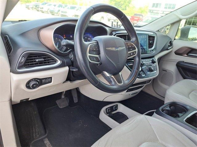 Photo of 2017 White Chrysler Pacifica