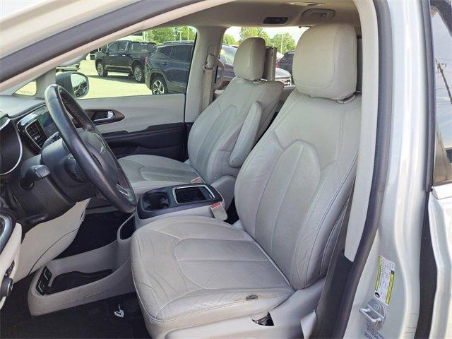 Photo of 2017 White Chrysler Pacifica