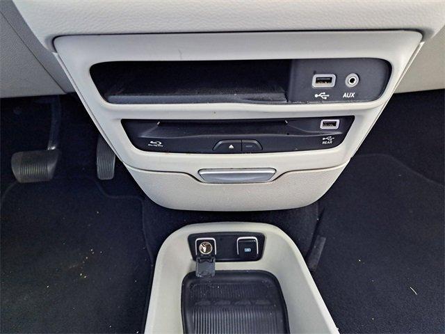 Photo of 2017 White Chrysler Pacifica