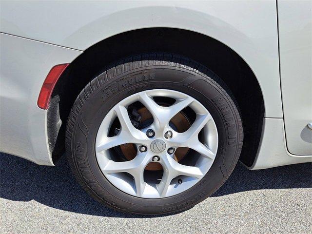Photo of 2017 White Chrysler Pacifica