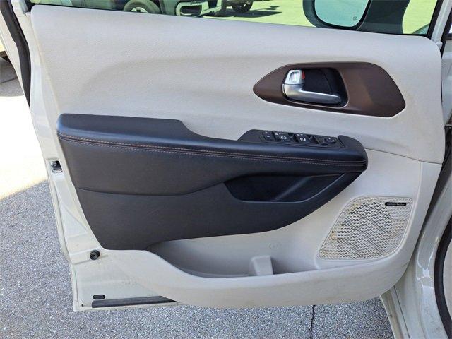 Photo of 2017 White Chrysler Pacifica
