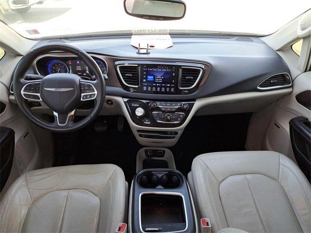 Photo of 2017 White Chrysler Pacifica