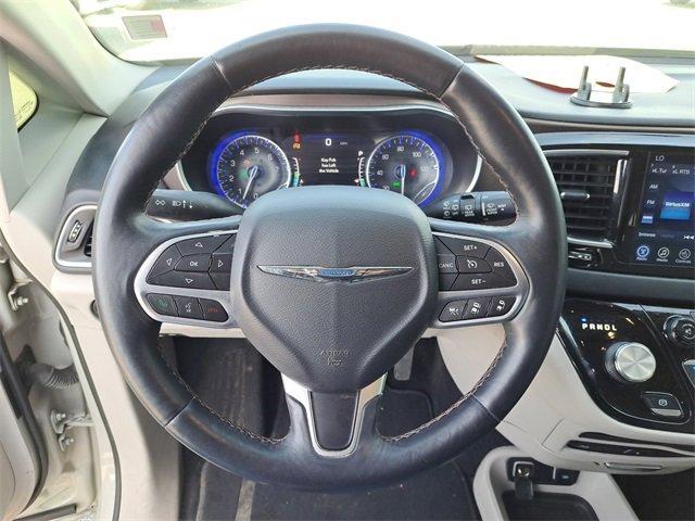 Photo of 2017 White Chrysler Pacifica