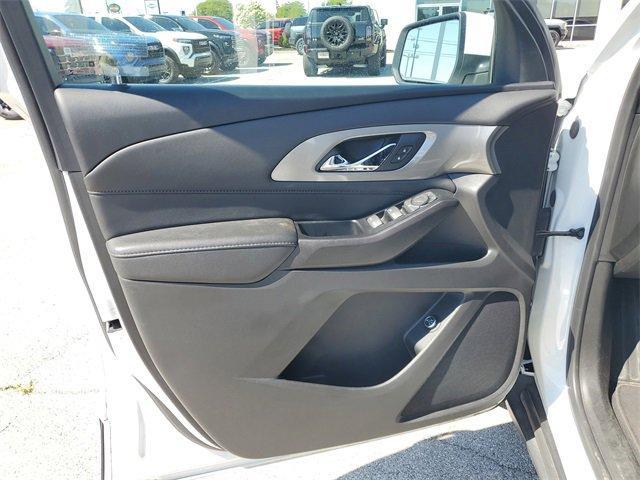 Photo of 2023 Summit White Chevrolet Traverse